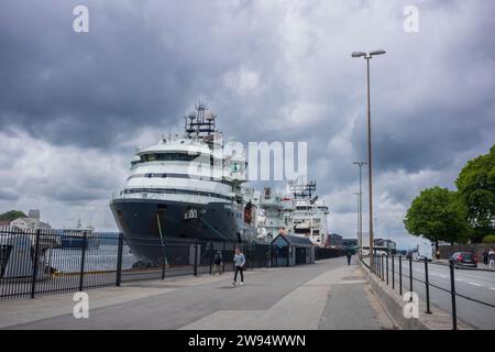 Bergen, Norvège, 22 juin 2023 : le port de Bergen, photographié ici en été, est un port maritime international partagé par des bateaux commerciaux et de plaisance et Banque D'Images