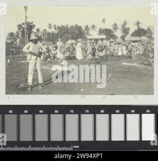 Marché du petit Goâve en Haïti, Andries Augustus Boom, 1911 photo Regardez le marché du petit Goâve en Haïti, décembre 1911. Fait partie de l'album photo de la famille Boom-Gonggrijp au Suriname et Curaçao. Haïti marché de soutien photographique Haïti. Petit Goad Banque D'Images