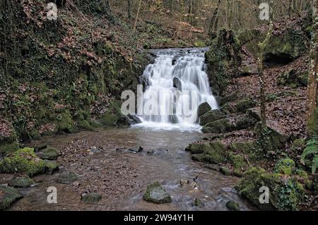 Vue panoramique de Elbesbach-cascade à Bad Bertrich le jour d'hiver avec exposition à long terme Banque D'Images