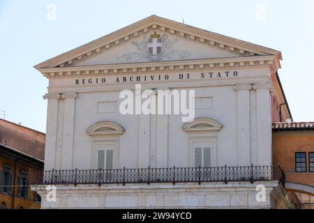 Italie, Pise, 26 juillet 2023. Fronton de la façade des Archives de la ville Banque D'Images