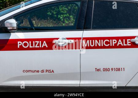 Italie, Pise, 26 juillet 2023. voiture de police municipale de ville Banque D'Images