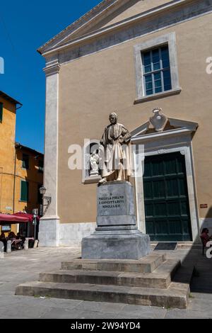 Italie, Pise, 26 juillet 2023. Statue de Nicola Pisano, architecte et sculpteur italien Banque D'Images