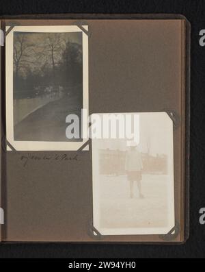 Pond in 't Park, Anonyme, 1929 - 1930 Photographie Album Magazine avec deux photos. Au-dessus des oiseaux sur la glace d'un étang gelé dans un parc de la ville, sous une femme avec le patinage sur la glace. Fait partie de l'album photo Graf Zeppelin. Support photographique Rotterdam. papier gélatine impression argent jardins publics, parc. Patins (sports d'hiver) Rotterdam Banque D'Images
