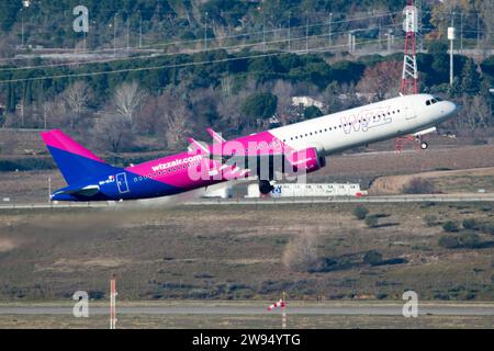 Avion de ligne Airbus A321 de la compagnie aérienne Wizz Air décollant Banque D'Images