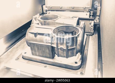 Photo dans le style vintage ancien. Un modèle avec des supports créés dans une machine de frittage laser reste dans la chambre de travail. DMLS, SLM, TECHNOLOGIE SLS. Technologie additive moderne progressive. Banque D'Images