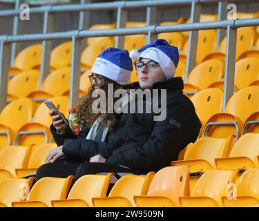 Wolverhampton, Royaume-Uni. 24 décembre 2023. Les fans de Chelsea avec des chapeaux de santa assis dans les tribunes avant le match, pendant le match de Premier League Wolverhampton Wanderers vs Chelsea à Molineux, Wolverhampton, Royaume-Uni, le 24 décembre 2023 (photo de Gareth Evans/News Images) crédit : News Images LTD/Alamy Live News Banque D'Images