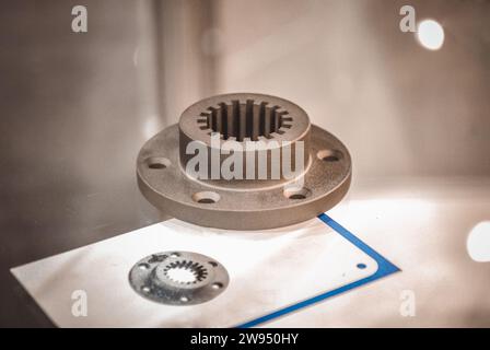 Fusion laser sélective. Objet imprimé sur une imprimante métal 3D. Modèle créé dans la machine de frittage laser. DML, SLM, TECHNOLOGIE SLS. Concept de la révolution industrielle de 4,0. Technologie additive progressive. Banque D'Images
