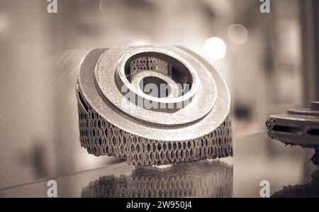 Fusion laser sélective. Objet imprimé sur une imprimante métal 3D. Modèle créé dans la machine de frittage laser. DML, SLM, TECHNOLOGIE SLS. Concept de la révolution industrielle de 4,0. Technologie additive progressive. Banque D'Images