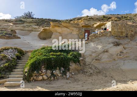 Salle de stockage et de vente de la famille Cini au-dessus des marais salants dans la baie de Xwejni. La famille y récolte le sel de la Méditerranée depuis 1860. Magasin de sel Leli Tal-Melh à Xwejni près de Marsalforn, Gozo, Malte Banque D'Images