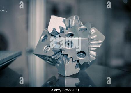 Fusion laser sélective. Objet imprimé sur une imprimante métal 3D. Modèle créé dans la machine de frittage laser. DML, SLM, TECHNOLOGIE SLS. Concept de la révolution industrielle de 4,0. Technologie additive progressive. Banque D'Images