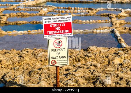 Panneau d'interdiction aux marais salants de Gozo, baie de Xwejni. Certains des marais salants ont été utilisés pour l'extraction du sel pendant 350 ans. Magasin de sel Leli Tal-Melh à Xwejni près de Marsalforn, Gozo, Malte Banque D'Images