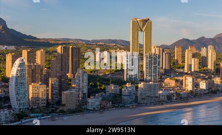 Vue aérienne drone de la Skyline de Benidorm. Benidorm est une ville côtière de la Costa Blanca, en Espagne. Banque D'Images