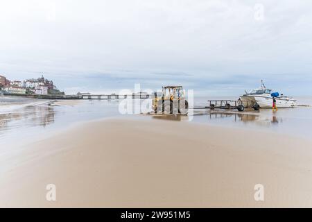 Pêcheurs avec bateau et tracteur sur la plage, Cromer, Norfolk, Royaume-Uni Banque D'Images