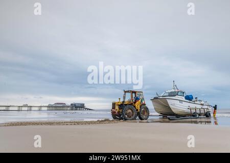 Pêcheurs avec bateau et tracteur sur la plage, Cromer, Norfolk, Royaume-Uni Banque D'Images