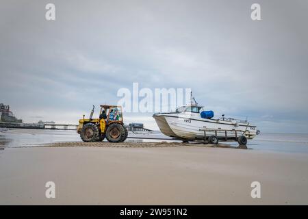 Pêcheurs avec bateau et tracteur sur la plage, Cromer, Norfolk, Royaume-Uni Banque D'Images