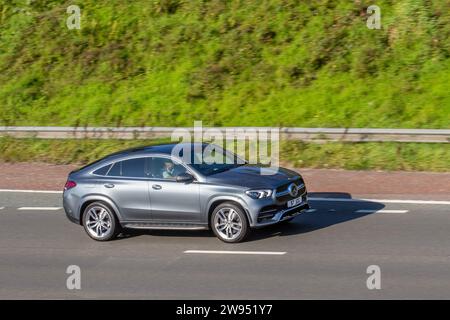 2021 gris Mercedes-Benz GLE 400 AMG Line Prem + D 4M A Gle400d 4Matic 9G-Tronic Auto Start/Stop car coupe Diesel 2925 cc, 7 sièges 5d ; voyageant à grande vitesse sur l'autoroute M6 dans le Grand Manchester, Royaume-Uni Banque D'Images