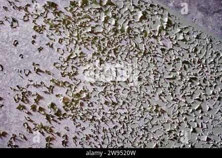 L'image montre un mur qui se détériore avec des couches de vieille peinture qui se détachent. Banque D'Images