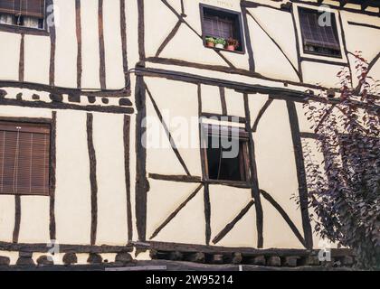 L'élégance rustique d'une structure traditionnelle à ossature de bois à Poza de la Sal (Espagne) Banque D'Images