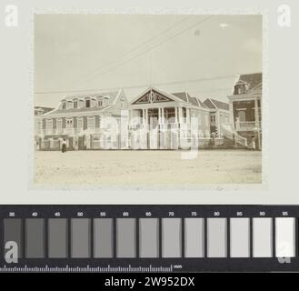 Maisons colorées à Willemstad, Andries Augustus Boom, 1910 photographie maisons colorées dans une rue de Willemstad à Curaçao, juin 1910. Fait partie de l'album photo de la famille Boom-Gonggrijp au Suriname et Curaçao. Willemstad support photographique vue de la ville en général ; 'veduta' Willemstad Banque D'Images
