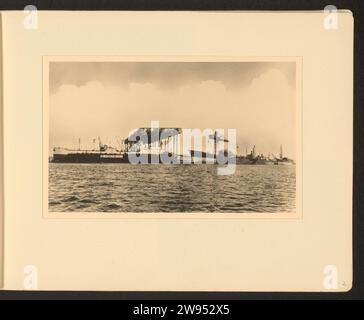 North Sea Works Emden, Anonymous, 1950 - 1953 Photography Album Magazine avec une carte postale avec une photo de navires au chantier naval Nordseewerke Emden. Fait partie de l'album photo 'Emden Hilft Holland'. Papier Emden. Support photographique impression argent gélatine jetée, quai, quai Emden Banque D'Images