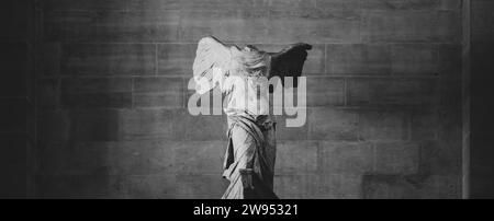 La victoire ailée de Samothrace, ou la Nike de Samothrace. Exposé au musée du Louvre à Paris, en haut de l'escalier principal, depuis 1884. Photographie en noir et blanc. Banque D'Images