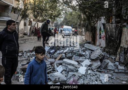 Rafah, Territoires palestiniens. 24 décembre 2023. Des Palestiniens inspectent un bâtiment détruit appartenant à la famille Abu Al-AWF après une frappe aérienne israélienne sur Rafah, dans le sud de la bande de Gaza. Deux personnes ont été tuées à l'intérieur. Crédit : Abed Rahim Khatib/dpa/Alamy Live News Banque D'Images