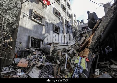 Rafah, Territoires palestiniens. 24 décembre 2023. Des Palestiniens inspectent un bâtiment détruit appartenant à la famille Abu Al-AWF après une frappe aérienne israélienne sur Rafah, dans le sud de la bande de Gaza. Deux personnes ont été tuées à l'intérieur. Crédit : Abed Rahim Khatib/dpa/Alamy Live News Banque D'Images