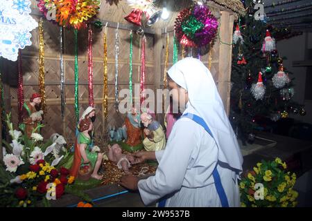 Dhaka Bangladesh 24 décembre 2023, les principaux hôtels de Dhaka et l'église Kakrail à Dhaka se préparent pour Noël, l'une des plus grandes fêtes chrétiennes o Banque D'Images