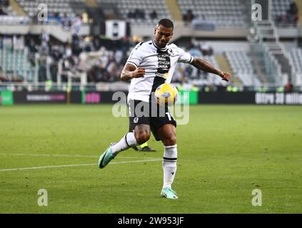 Torino, Italie. 23 décembre 2023. Walace de Udinese Calcio vu en action lors du match entre Torino FC et Udinese Calcio dans le cadre de la Serie A italienne, match de football au Stadia Olympic Grande Torino. Score final ; Torino FC 1:1 Udinese Calcio (photo de Nderim Kaceli/SOPA Images/Sipa USA) crédit : SIPA USA/Alamy Live News Banque D'Images