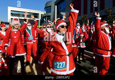 Les participants habillés en Santa Clause se préparent pour la course traditionnelle du Santa à Skopje, Macédoine du Nord, du 24 au 17 décembre 2023. IMAGO/PETR STOJANOVSKI Banque D'Images