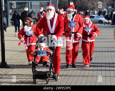 Les participants habillés en Santa Clause courent lors de la course traditionnelle du Père Noël à Skopje, Macédoine du Nord, du 24 au 17 décembre 2023. IMAGO/PETR STOJANOVSKI Banque D'Images