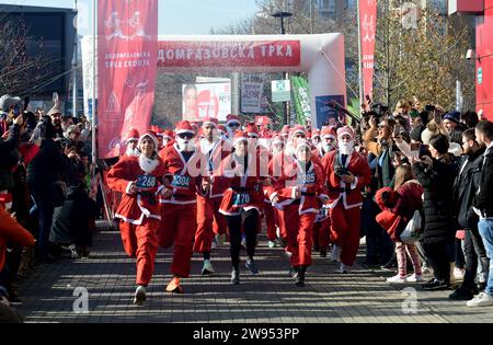 Les participants habillés en Santa Clause courent lors de la course traditionnelle du Père Noël à Skopje, Macédoine du Nord, du 24 au 17 décembre 2023. IMAGO/PETR STOJANOVSKI Banque D'Images