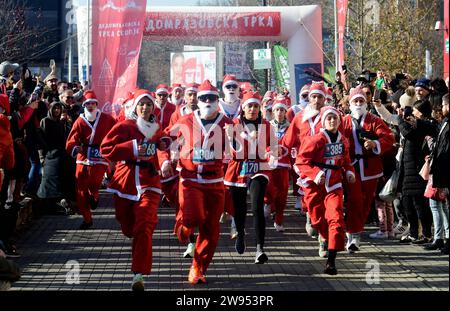 Les participants habillés en Santa Clause courent lors de la course traditionnelle du Père Noël à Skopje, Macédoine du Nord, du 24 au 17 décembre 2023. IMAGO/PETR STOJANOVSKI Banque D'Images