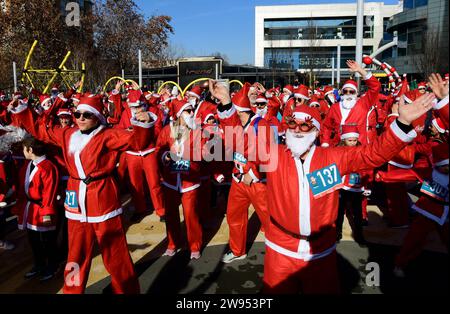 Les participants habillés en Santa Clause se préparent pour la course traditionnelle du Santa à Skopje, Macédoine du Nord, du 24 au 17 décembre 2023. IMAGO/PETR STOJANOVSKI Banque D'Images