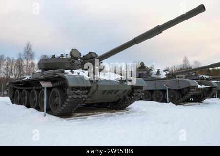 KIROVSK, RUSSIE - 18 DÉCEMBRE 2023 : char soviétique T-62M dans l'exposition de rue du musée «percée» sur une journée nuageuse de décembre Banque D'Images