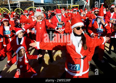 Les participants habillés en Santa Clause se préparent pour la course traditionnelle du Santa à Skopje, Macédoine du Nord, du 24 au 17 décembre 2023. IMAGO/PETR STOJANOVSKI Banque D'Images