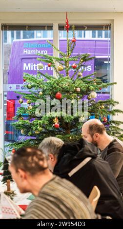 Hambourg, Allemagne. 24 décembre 2023. Un sapin de Noël se dresse dans la garderie Diakonie Hamburg pour les sans-abri. Crédit : Markus Scholz/dpa/Alamy Live News Banque D'Images