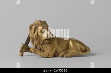 Lion d'état-major couronnant un étalon de l'armée néerlandaise au moment du soulèvement belge, c. 1800 - c. 1832 décorations métalliques d'une bannière ou étalon consistant en un lion avec une épée sur un bloc. L'épée a été brisée. Ornement de bâtons. Fer néerlandais (métal). Dorure (matériau) dorure pays-Bas. Belgique Banque D'Images