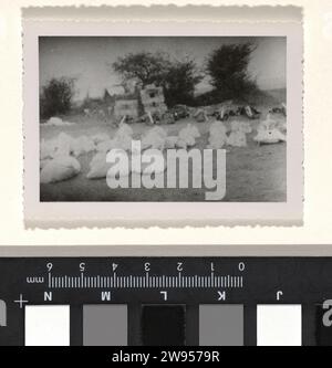 Grands sacs blancs contenant des corps de prisonniers tués, avril 1945?, camp de concentration Buchenwald, anonyme, 1945 photographie grands sacs blancs contenant des corps de prisonniers tués, avril 1945?, camp de concentration Buchenwald. Buchenwald support photographique impression argentique Buchenwald Banque D'Images