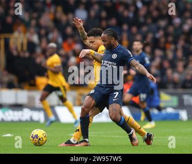 Wolverhampton, Royaume-Uni. 24 décembre 2023. Raheem Sterling de Chelsea affronte João Gomes de Wolverhampton Wanderers, lors du match de Premier League Wolverhampton Wanderers vs Chelsea à Molineux, Wolverhampton, Royaume-Uni, le 24 décembre 2023 (photo de Gareth Evans/News Images) crédit : News Images LTD/Alamy Live News Banque D'Images