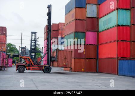 La grue soulève les boîtes de conteneurs sur le camion dans la zone logistique d'import-export. Banque D'Images