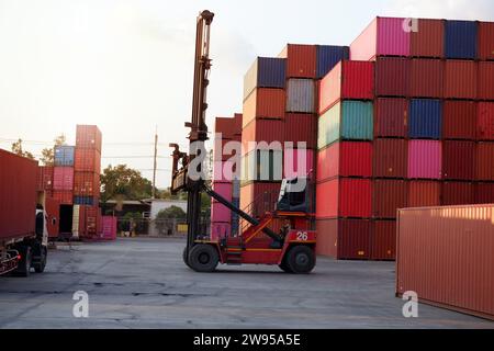 Un camion soulève un conteneur sur un camion dans la zone logistique import-export. Banque D'Images