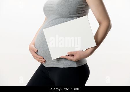 Femme enceinte tenant un tableau mémo Banque D'Images