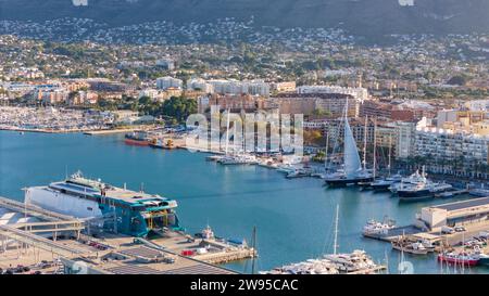 Photo aérienne drone du port dans la ville côtière nommée Denia, qui est située sur la Costa Blanca Espagne. Banque D'Images