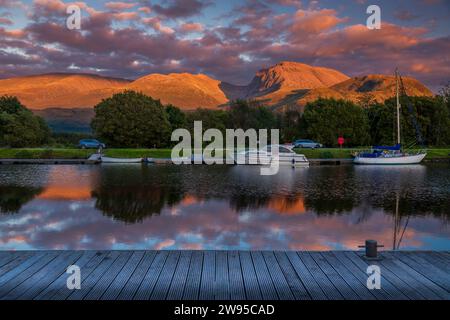 Vue sur une section du canal calédonien en direction de Ben Nevis en Écosse, au Royaume-Uni Banque D'Images