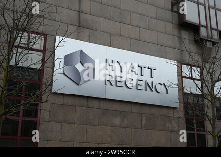 Logo, Schriftzug der Hotelkette Hyatt Regency an der Wand des Hotels. Hyatt ist eine der weltweit größten Hotelketten *** Hyatt Regency logo de la chaîne hôtelière, lettrage sur le mur de l'hôtel Hyatt est l'une des plus grandes chaînes hôtelières du monde Banque D'Images