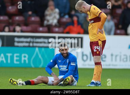 Connor Goldson des Rangers (à gauche) est blessé lors du match Cinch Premiership à Fir Park, Motherwell. Date de la photo : dimanche 24 décembre 2023. Banque D'Images