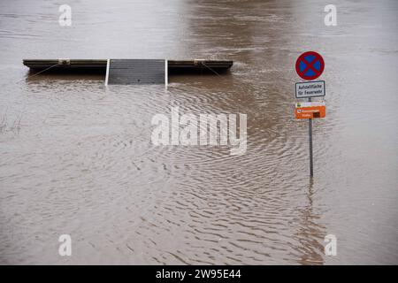 Hochwasser der Weser, fuer die Weser wurde die hoechste Warnstufe ausgerufen, Der Hafen Vlotho ist ueberflutet, ein Bootsanleger schwimmt auf, Vlotho, 24.12.2023. *** Haute mer de la Weser, le niveau d'alerte le plus élevé a été déclaré pour la Weser, le port de Vlotho est inondé, une jetée flotte, Vlotho, 24 12 2023 Banque D'Images