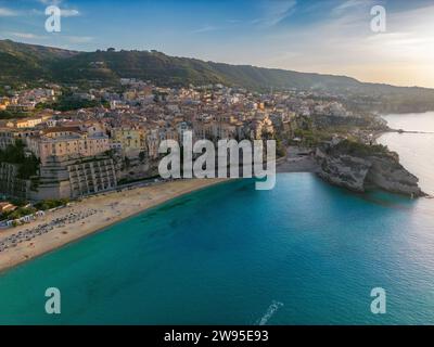 Photo aérienne drone de la ville côtière nommée Tropea. Tropea est situé en Calabre, dans le sud de l'Italie. Il y a des maisons directement sur les falaises et la plage. Banque D'Images