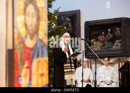 Berlin, Allemagne. 24 décembre 2023. Rabbi Andreas Nachama (de gauche à droite) parle lors d'un service de Noël de la «Maison de l'un» interconfessionnelle avec des invités juifs et musulmans à Saint Église de Marie sur Alexanderplatz. L'imam Osman Örs et le pasteur Gregor Hohberg peuvent être vus en arrière-plan. Crédit : Christoph Soeder/dpa/Alamy Live News Banque D'Images